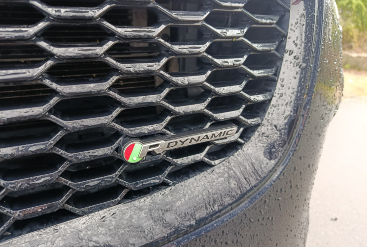 Jaguar E-Pace 2.0D R-DYNAMIC HSE 240 / TOIT PANORAMIQUE / GARANTIE MAI 2026