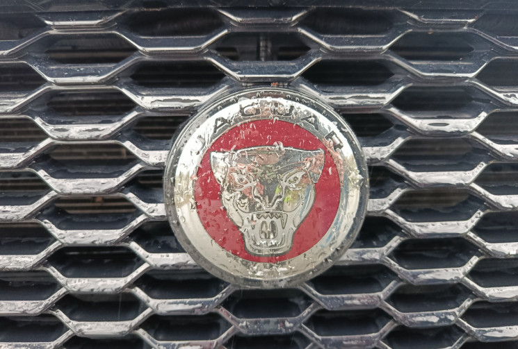 Jaguar E-Pace 2.0D R-DYNAMIC HSE 240 / TOIT PANORAMIQUE / GARANTIE MAI 2026