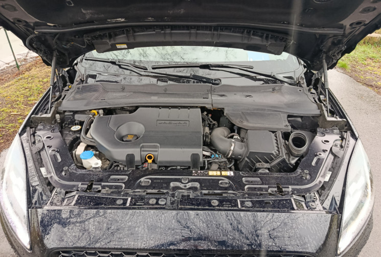 Jaguar E-Pace 2.0D R-DYNAMIC HSE 240 / TOIT PANORAMIQUE / GARANTIE MAI 2026