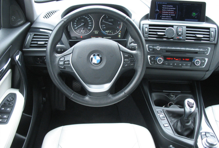 BMW Série 1  118d 143 LOUNGE+ 5 PORTES - CHAINE REMPLACEE