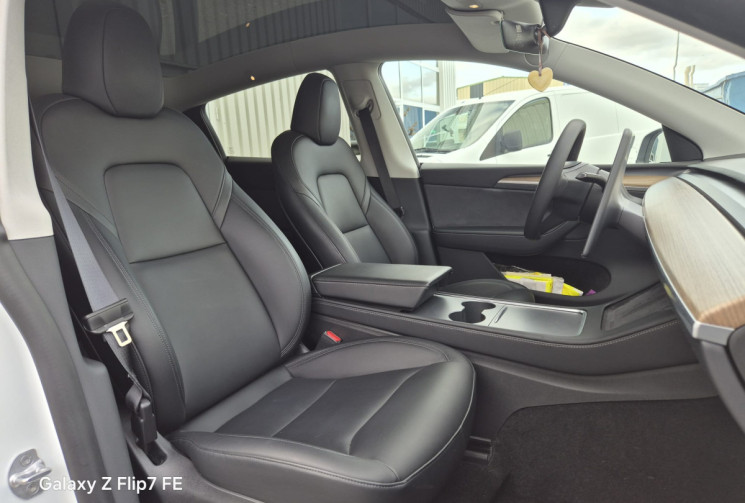 Tesla Model Y STANDARD 299 CV * 1ER MAIN * 4 NOUVEAUX PNEUS 