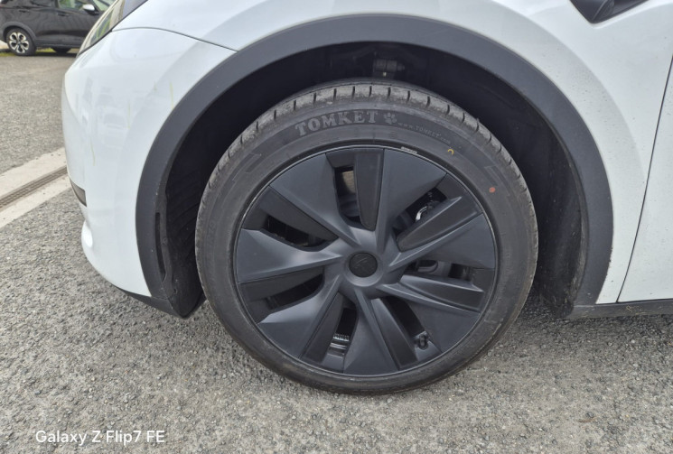 Tesla Model Y STANDARD 299 CV * 1ER MAIN * 4 NOUVEAUX PNEUS 