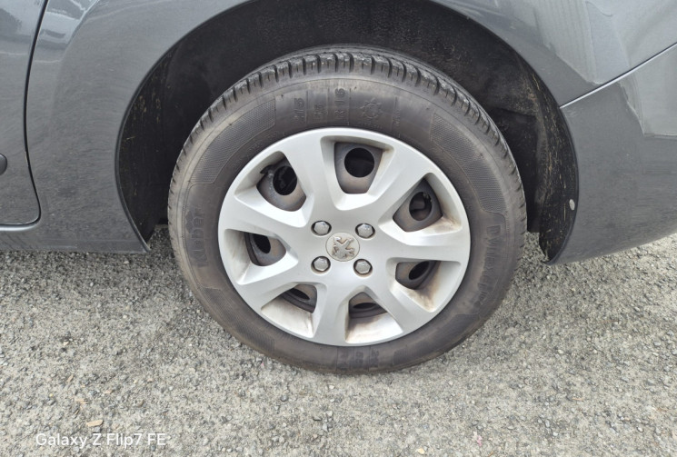 Peugeot 5008 1.6 E-HDi BLUE LION 115 cv * 7 PLACES * DISTRIBUTION FAITE * CARPLAY * CARNET COMPLET 