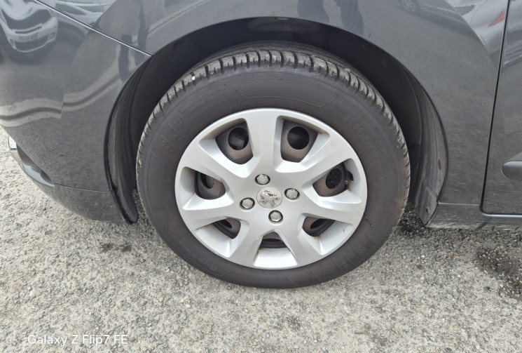 Peugeot 5008 1.6 E-HDi BLUE LION 115 cv * 7 PLACES * DISTRIBUTION FAITE * CARPLAY * CARNET COMPLET 