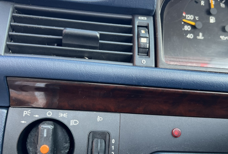 Mercedes CLASSE E CABRIOLET 320 E Cabriolet 220 ch  6 Cylindres en ligne / COLLECTION