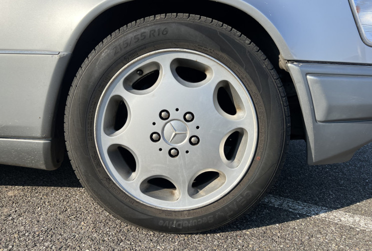 Mercedes CLASSE E CABRIOLET 320 E Cabriolet 220 ch  6 Cylindres en ligne / COLLECTION