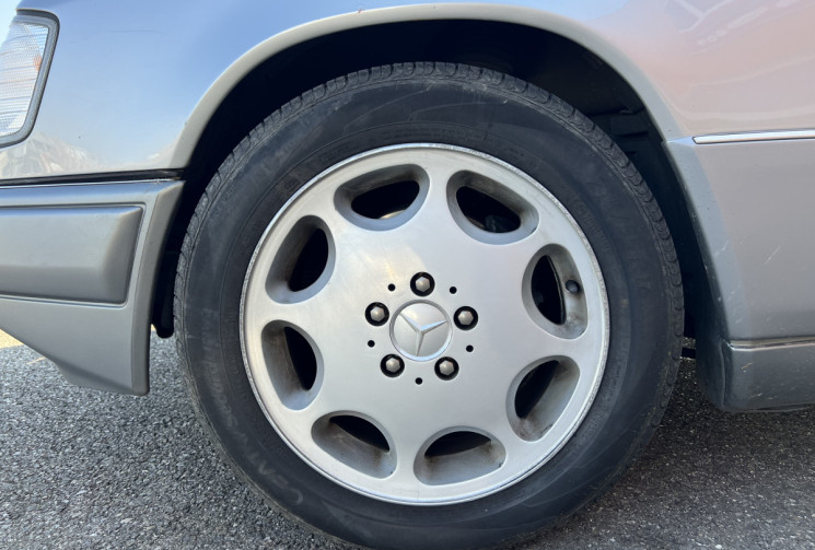 Mercedes CLASSE E CABRIOLET 320 E Cabriolet 220 ch  6 Cylindres en ligne / COLLECTION