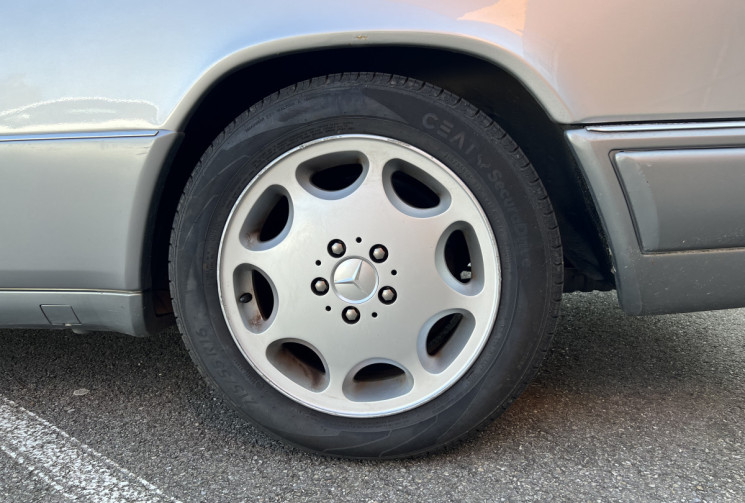 Mercedes CLASSE E CABRIOLET 320 E Cabriolet 220 ch  6 Cylindres en ligne / COLLECTION