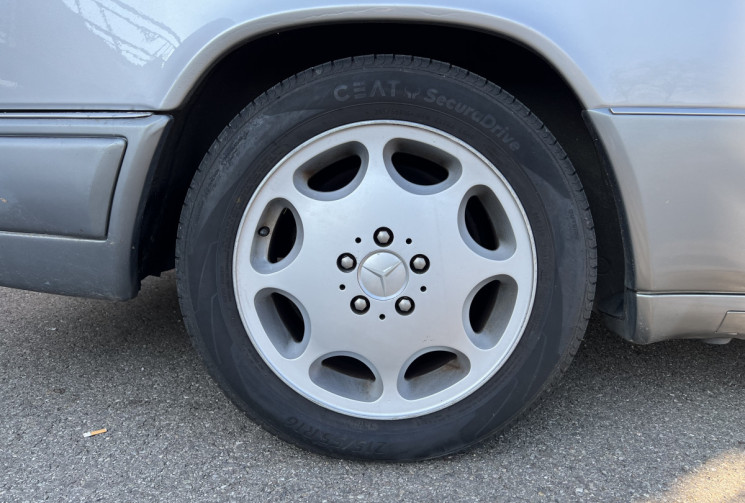 Mercedes CLASSE E CABRIOLET 320 E Cabriolet 220 ch  6 Cylindres en ligne / COLLECTION