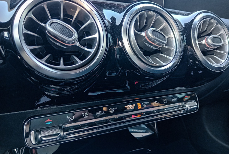 Mercedes CLASSE A BERLINE 180 d 116 ch AMG Line 7G-DCT - Sièges chauffants - Leds Multicouleurs -