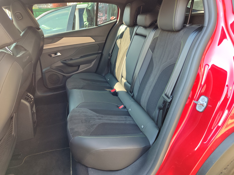 Peugeot 408 136ch e-DCS6 / GT 