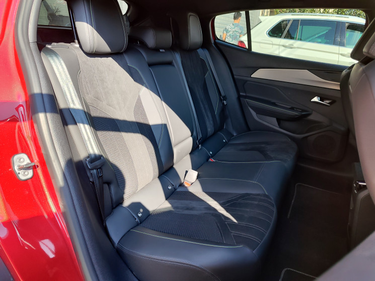 Peugeot 408 136ch e-DCS6 / GT 