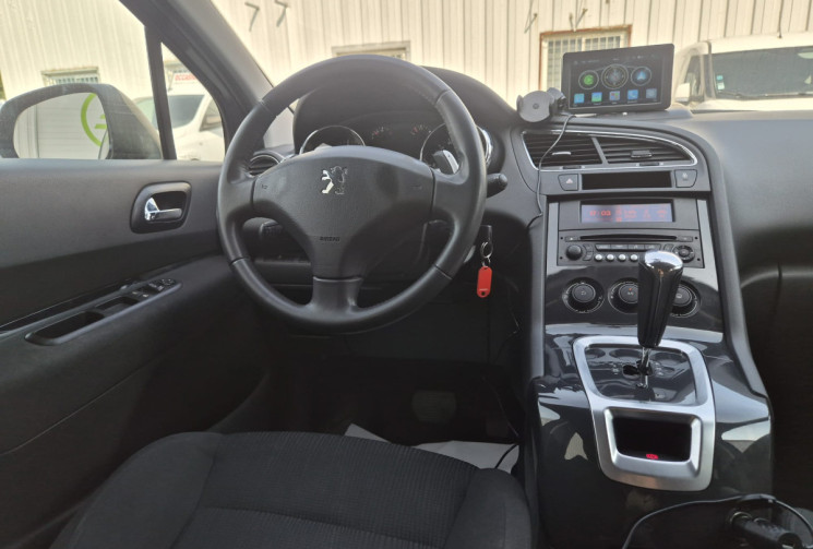Peugeot 5008 1.6 E-HDi BLUE LION 115 cv * 7 PLACES * DISTRIBUTION FAITE * CARPLAY * CARNET COMPLET 