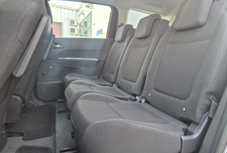 Peugeot 5008 1.6 E-HDi BLUE LION 115 cv * 7 PLACES * DISTRIBUTION FAITE * CARPLAY * CARNET COMPLET 