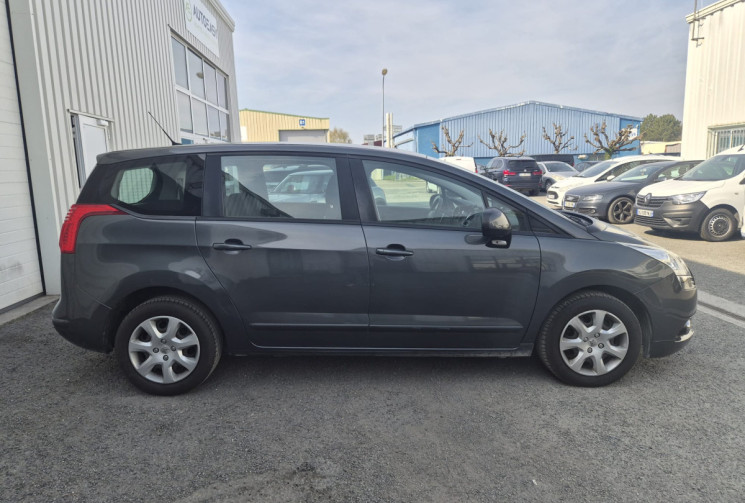 Peugeot 5008 1.6 E-HDi BLUE LION 115 cv * 7 PLACES * DISTRIBUTION FAITE * CARPLAY * CARNET COMPLET 