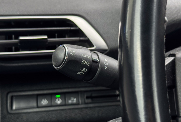 Peugeot 3008 1.6 THP EAT8 180 cv Boîte auto Alcantara Sièges chauffants Angles morts 