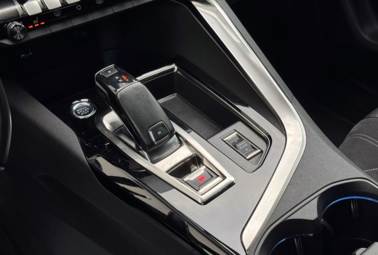 Peugeot 3008 1.6 THP EAT8 180 cv Boîte auto Alcantara Sièges chauffants Angles morts 