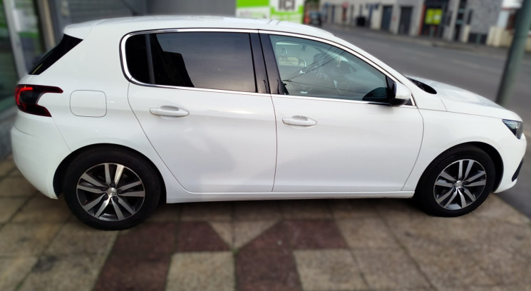 Peugeot 308 Phase II // 1.5 BlueHDi // ALLURE // 130 cv
