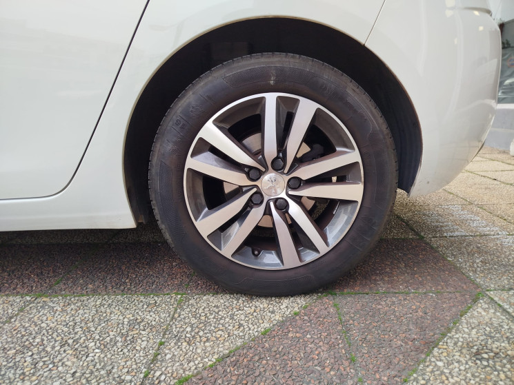 Peugeot 308 Phase II // 1.5 BlueHDi // ALLURE // 130 cv