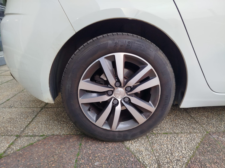 Peugeot 308 Phase II // 1.5 BlueHDi // ALLURE // 130 cv