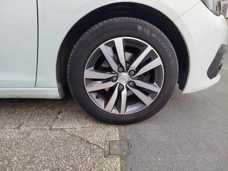 Peugeot 308 Phase II // 1.5 BlueHDi // ALLURE // 130 cv