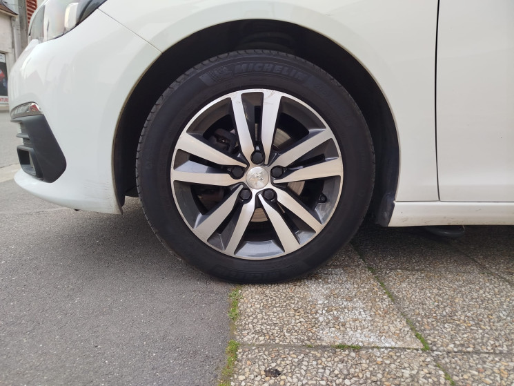 Peugeot 308 Phase II // 1.5 BlueHDi // ALLURE // 130 cv