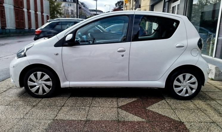 Toyota Aygo 5 Portes 1.0 VVTi 12V 68 cv / Dynamic / Clim et Bluetooth