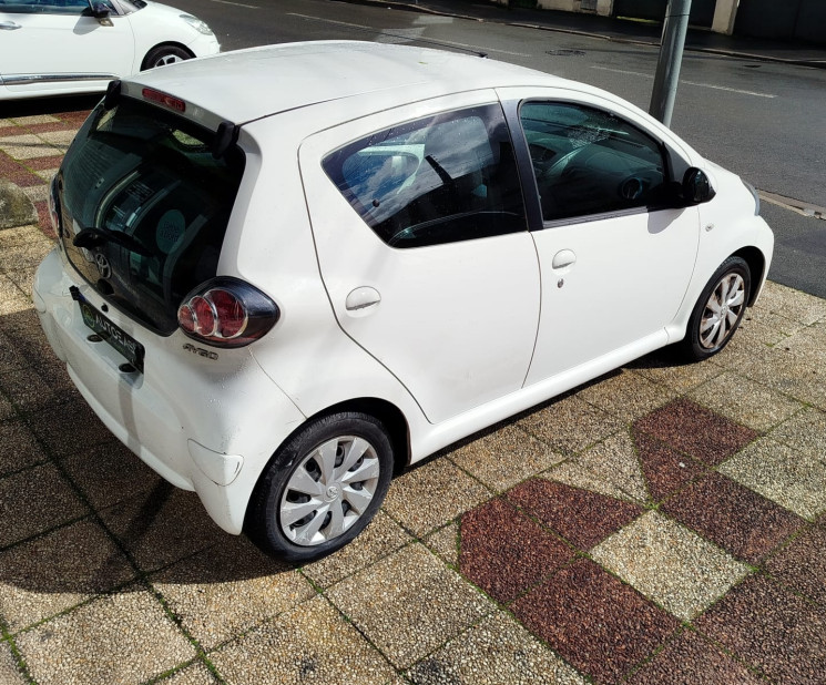 Toyota Aygo 5 Portes 1.0 VVTi 12V 68 cv / Dynamic / Clim et Bluetooth