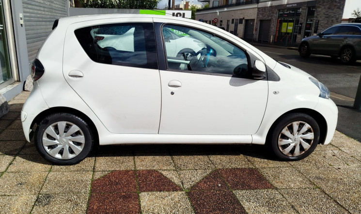 Toyota Aygo 5 Portes 1.0 VVTi 12V 68 cv / Dynamic / Clim et Bluetooth
