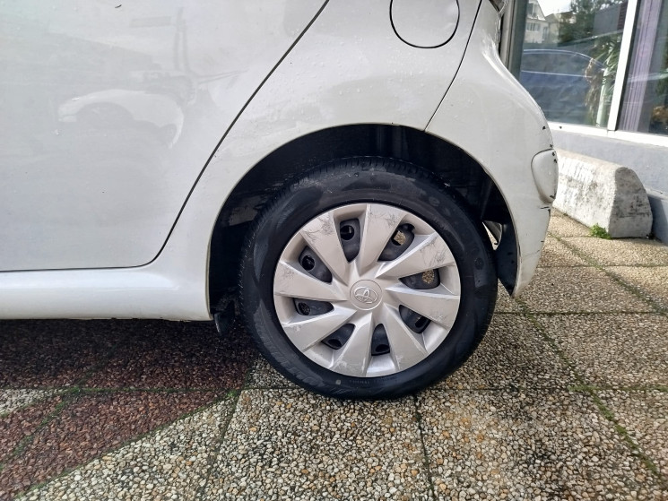 Toyota Aygo 5 Portes 1.0 VVTi 12V 68 cv / Dynamic / Clim et Bluetooth