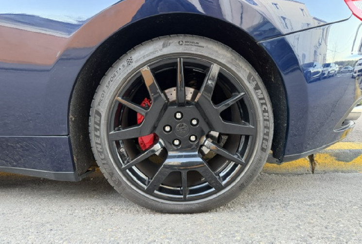 Maserati GranTurismo  4.2 V8 405 cv / bose sound system / insert bois / ja 20 pouces / parfait état 