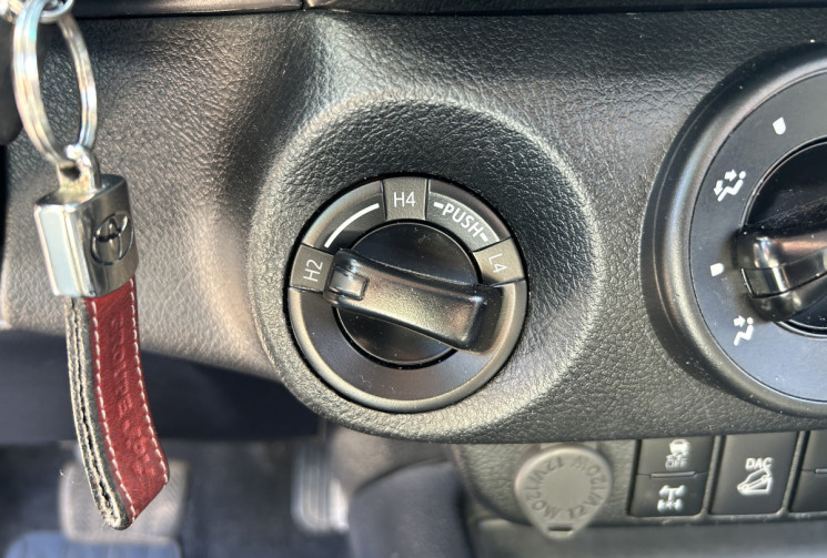 Toyota HILUX IV (3) X-TRA CABINE 4WD 2.8 204 Ch D-4D LEGENDE * TVA RECUPERABLE * 34.575€ HT * 1ER M