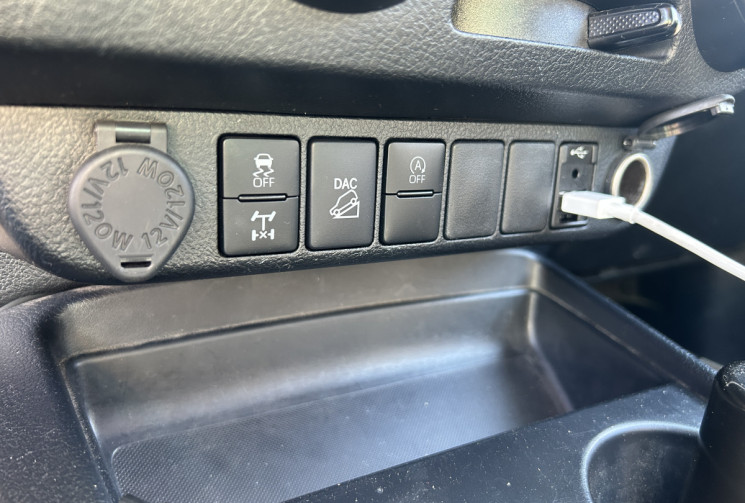 Toyota HILUX IV (3) X-TRA CABINE 4WD 2.8 204 Ch D-4D LEGENDE * TVA RECUPERABLE * 34.575€ HT * 1ER M