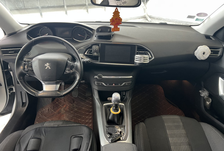 Peugeot 308  1.2 Puretech 130 Allure / Distribution faite / Entretien rigoureux