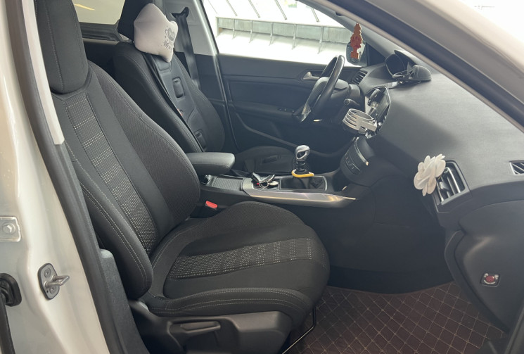 Peugeot 308  1.2 Puretech 130 Allure / Distribution faite / Entretien rigoureux