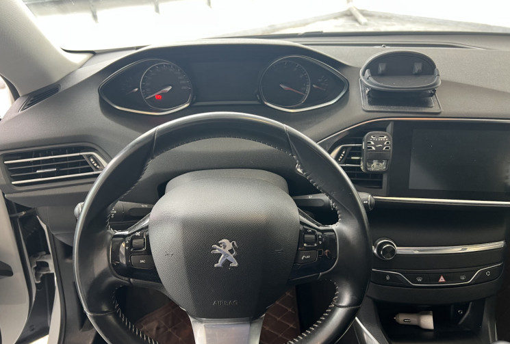 Peugeot 308  1.2 Puretech 130 Allure / Distribution faite / Entretien rigoureux