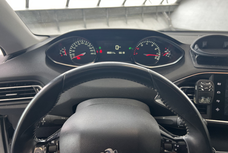 Peugeot 308  1.2 Puretech 130 Allure / Distribution faite / Entretien rigoureux