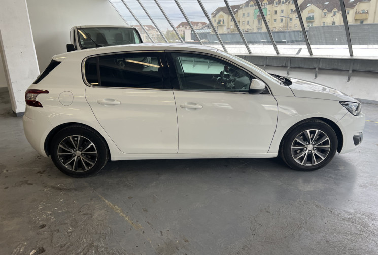 Peugeot 308  1.2 Puretech 130 Allure / Distribution faite / Entretien rigoureux
