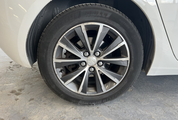 Peugeot 308  1.2 Puretech 130 Allure / Distribution faite / Entretien rigoureux
