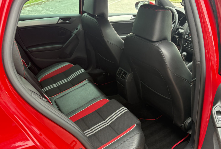 Volkswagen Golf 2.0 GTI ADIDAS