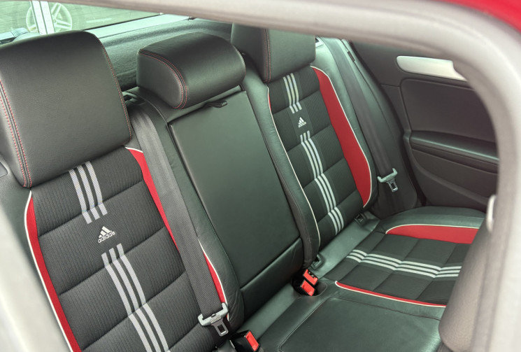Volkswagen Golf 2.0 GTI ADIDAS