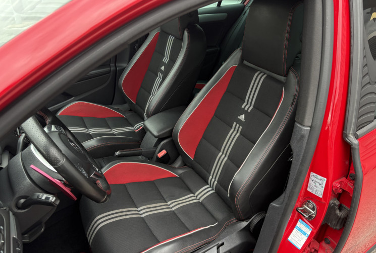 Volkswagen Golf 2.0 GTI ADIDAS