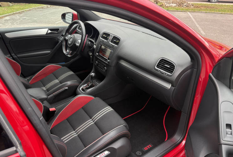 Volkswagen Golf 2.0 GTI ADIDAS