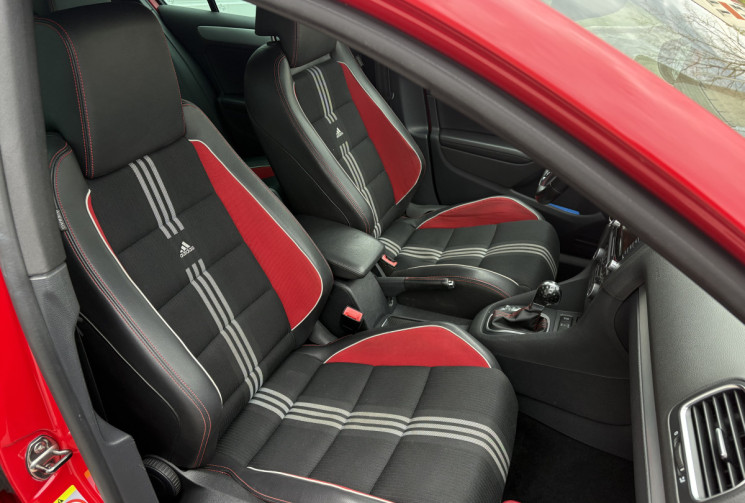 Volkswagen Golf 2.0 GTI ADIDAS