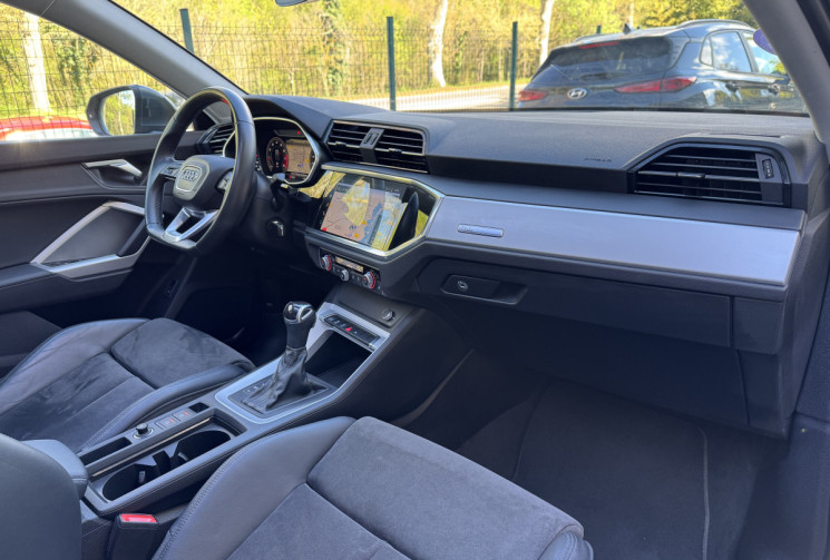 Audi Q3 SPORTBACK S-line 35 TFSi 150 S-Tronic7 Mild Hybrid / Toit ouvrant / Carplay / Sieges chauff