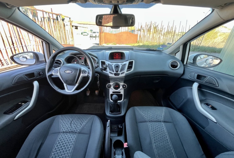 Ford Fiesta V 1.25 82ch Titanium 5p / 1ère Main