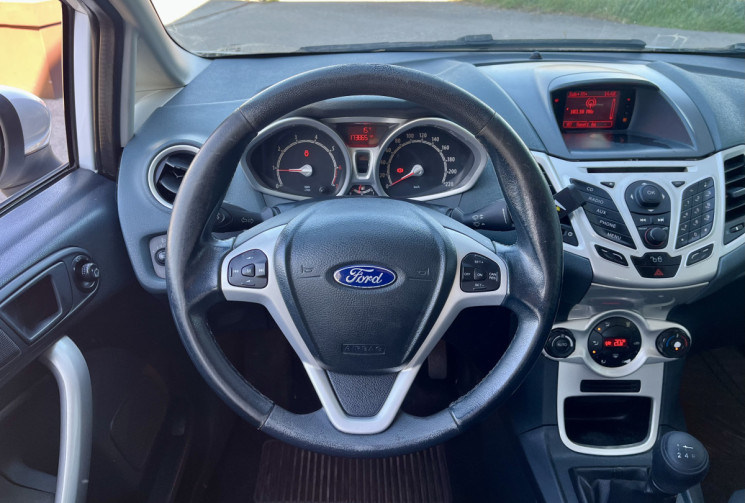 Ford Fiesta V 1.25 82ch Titanium 5p / 1ère Main