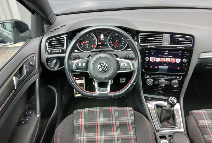 Volkswagen Golf GTI    2.0 TFSi  230 cv