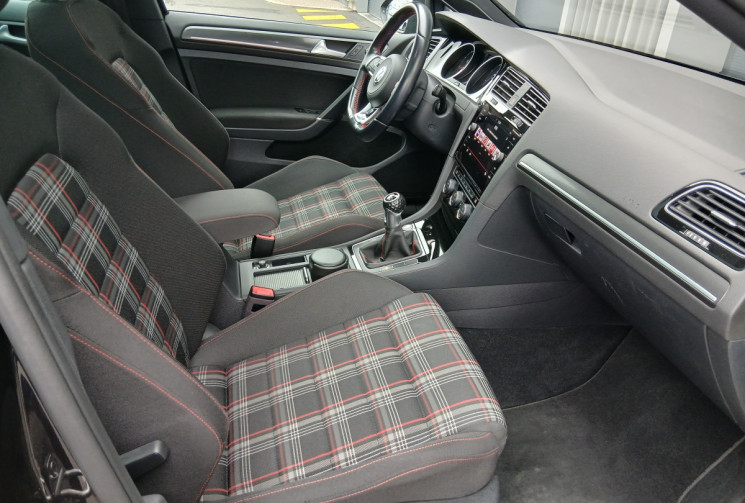 Volkswagen Golf GTI    2.0 TFSi  230 cv