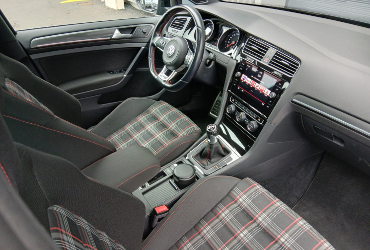 Volkswagen Golf GTI    2.0 TFSi  230 cv